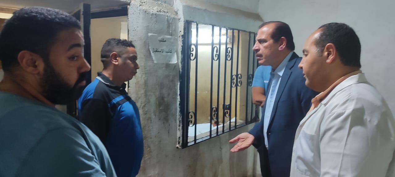 إقالة المدير ونائبه.. جولة ليلية مفاجئة لنائب وزير الصحة بمستشفى أم المصريين