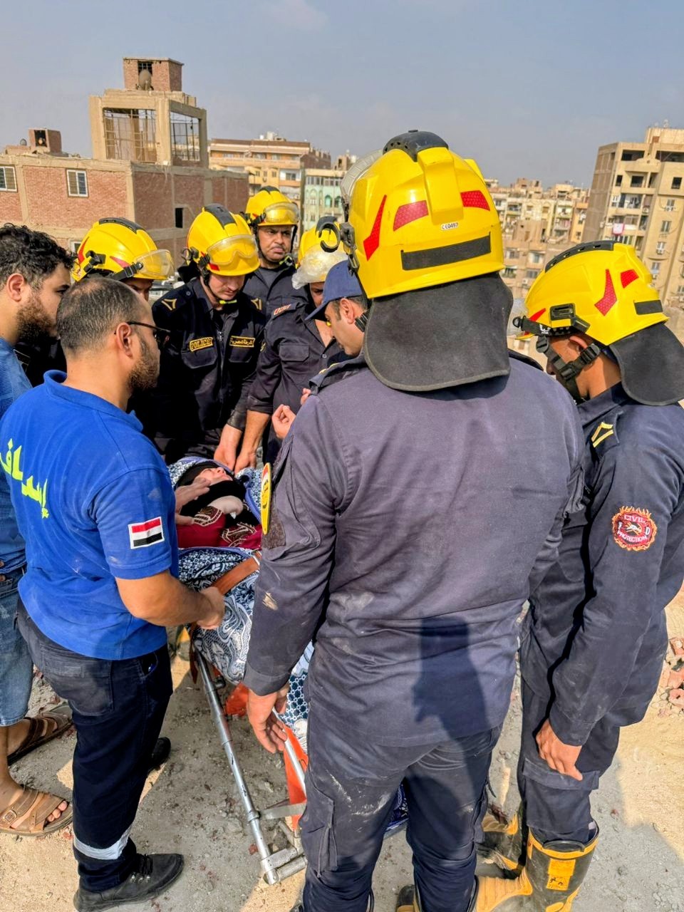 ملحمة إنقاذ في الطابق الـ 12.. رجال الإسعاف يصنعون معجزة في فيصل لإنقاذ أم وجنينها