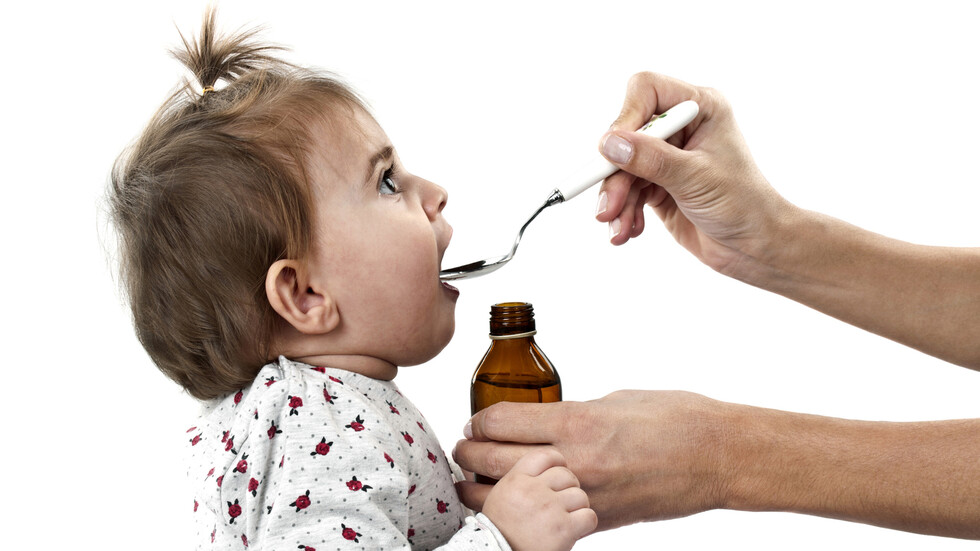 قد تسبب آثارًا جانبية خطيرة.. هيئة الدواء تحذر من أدوية البرد للأطفال 