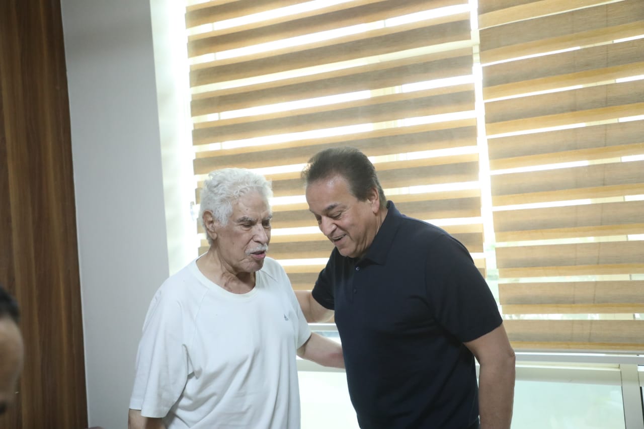 بحضور نجل ممدوح عباس.. وزير الصحة يزور الكابتن حسن شحاته بالمستشفى